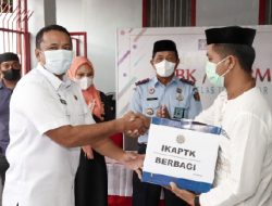 Keluarga Besar IKAPTK Berbagi Paket Ramadan di Rutan Kelas IIB Selayar
