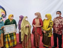 Asriati PTT Bidan Desa Terima Penghargaan OASE-KIM