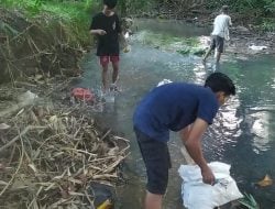 Peringati Hari Bumi, Pemuda Bontosunggu Tanam Rambutan di Bantaran Sungai