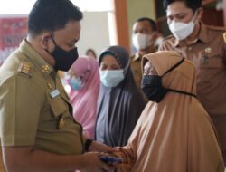 Ilham Azikin Salurkan Bantuan Ratusan Juta untuk Korban Bencana Angin Kencang dan Kebakaran Bantaeng