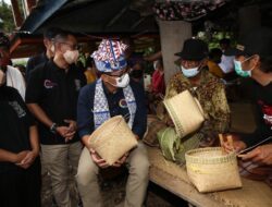 Bangkitkan Ekonomi, Sandiaga Uno Kirim Mesin Pemotong Bambu ke Desa Wisata Kole Sawangan