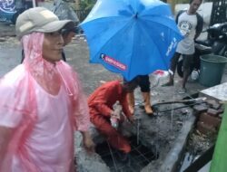 Hujan Lebat, Tim Kendali Banjir Gerak Cepat Bersihkan Drainase