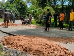 Anggota DPRD Bersama Warga Swadaya Perbaiki Jalan di Tamatto