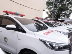 Adnan Serahkan 10 Mobil Ambulance ke 10 Puskesmas