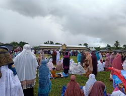 Ribuan Warga Desa Bontonyeleng Salat Idul Fitri di Bawah Guyuran Hujan