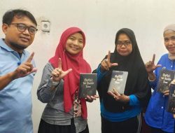 Manager Telkomsel Serahkan Buku Pertamanya ke Perpustakaan Kota Makassar