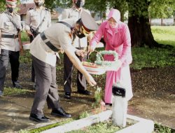 Kapolres Tabur Bunga di Makam Pahlawan