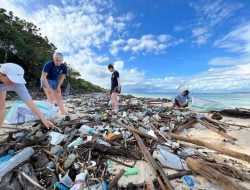 Libatkan Puluhan Turis Asing, Gotong Royong Bersihkan Pantai Bira Kumpulkan 741 kg Sampah
