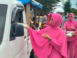 Anggota Bhayangkari Bagikan Nasi Kotak di Jalanan