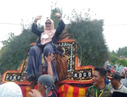 Aksi Berani Camat Perempuan di Luwu Utara Naik Reog pada Pawai 1 Muharram 1444 Hijriah Tuai Pujian