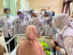 Lies Fachruddin ke RS Wahidin Semangati Pasien Kanker, Ibu-ibu Menangis