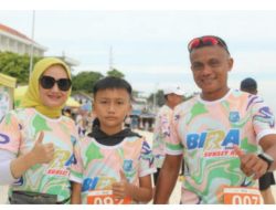 Dandim Bulukumba Berlari Bersama Istri, Anak dan Prajurit di Bira Sunset Run 2022