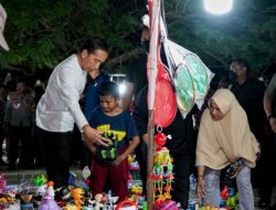 Jokowi Kunjungi  PKL Pantai Kamali Baubau dan Traktir Anak-Anak