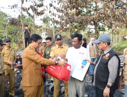 Wabup Lutra Serahkan Bantuan untuk Korban Kebakaran di Malangke Barat