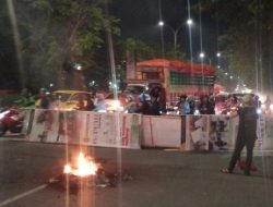 Pasca Presiden Umumkan Harga BBM Naik, Mahasiswa UMI Makassar Demo Tutup Jalan, Tolak Kenaikan BBM