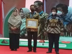 Desa Ara Raih Proklim Utama, Kadis DLHK Terima  Penghargaan Pembina Proklim 2022