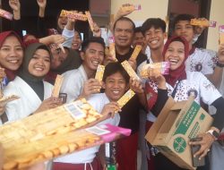 Capai Target 10 Emas, Ketua Perkemi Makassar Bagi-bagi Cokelat ke Atlet Kempo
