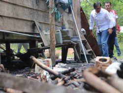 Wabup Lutra Salurkan Bantuan Kepada Korban Kebakaran di Salobongko