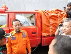 Gubernur Sulsel Bawa Bantuan untuk Korban Banjir di Biringkanaya