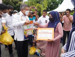 Lepas 4.400 Paket Sembako, Taufan Pawe Manjakan Masyarakat dengan Harga Murah dan Berkualitas