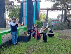 Kadis Kominfo SP Pimpin Jajarannya Kerja Bakti di Taman Pelangi