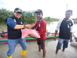 Wabup Serahkan Bantuan Untuk Warga Terdampak Banjir di Limbongwara