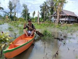 Meski Banjir, Pejuang Data Regsosek Luwu Utara Tetap Semangat Kunjungi Warga
