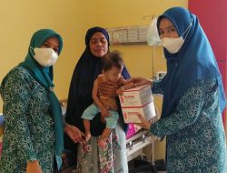 Ketua TP-PKK Lutra Beri Bantuan Tambahan Makanan kepada Penderita Gizi Buruk di Desa Sidomukti