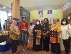 Kunjungi Stand Lutra, Istri Gubernur Minta Kain Batik Rongkong Disiapkan Ikut INACRAFT di Jakarta