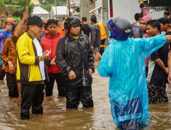 Taufan Pawe Pantau Langsung Proses Evakuasi Warga di Lokasi Banjir