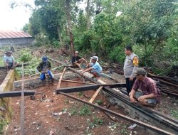 Bhabinkamtibmas Desa Bontomanai Ikut Gotong Royong Dirikan Rumah Panggung