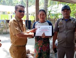 Respon Cepat, Penjabat Desa Nyiur Indah Bantu Warganya Korban Pohon Tumbang