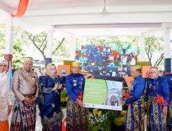 Gubernur Sulsel Serahkan Bantuan RP 800 Juta untuk Masjid Raya Bantaeng