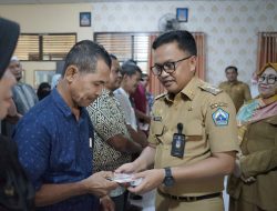 Ilham Azikin Salurkan Bantuan Modal Usaha Berbasis Dusun dan RW di Bisappu