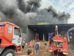 Kebakaran Hebat Toko Plastik di Batangase, Sudah Lebih 20 Jam Api Belum Padam