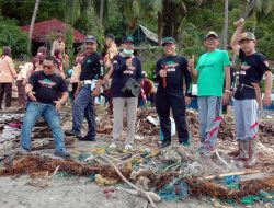 HPSN 2023, Pengurus RAPI Selayar Berjibaku Bersih-bersih Pantai