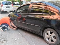 Jalan Pagi, Andi Sudirman Bantu Seorang Ibu Perbaiki Ban Mobil Bocor