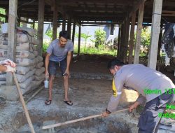 Demi Bantu Warga Binaan, Bhabinkamtibmas Anrihua Rela Jadi Buruh Bangunan