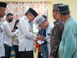 Taufan Pawe Serahkan Insentif Triwulan I Untuk Ketua RT Hingga Imam Masjid
