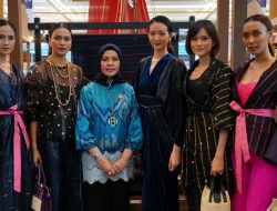 Busana Modifikasi Tenun Kajang dan Tenun Bira Sihir Pengunjung Fashion Show di Inacraft 2023
