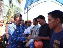 Kerjasama dengan  Kementerian Kelautan, Bupati Ilham Azikin Menyerahkan Bantuan Nelayan