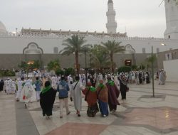 Petugas  Haji dan TKHI Kloter 4 Bulukumba Saling Bantu Urus Jemaah Lansia