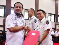 Gubernur Sulsel Andi Sudirman Serahkan SK Kenaikan Jabatan Fungsional 856 PNS