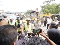 Gubernur Sulsel Andi Sudirman Tinjau Lokasi Pembangunan Jembatan Sungai Malango di Torut