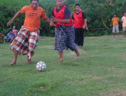 Turnamen Sepakbola Sarung Meriahkan HUT RI di Desa Barombong