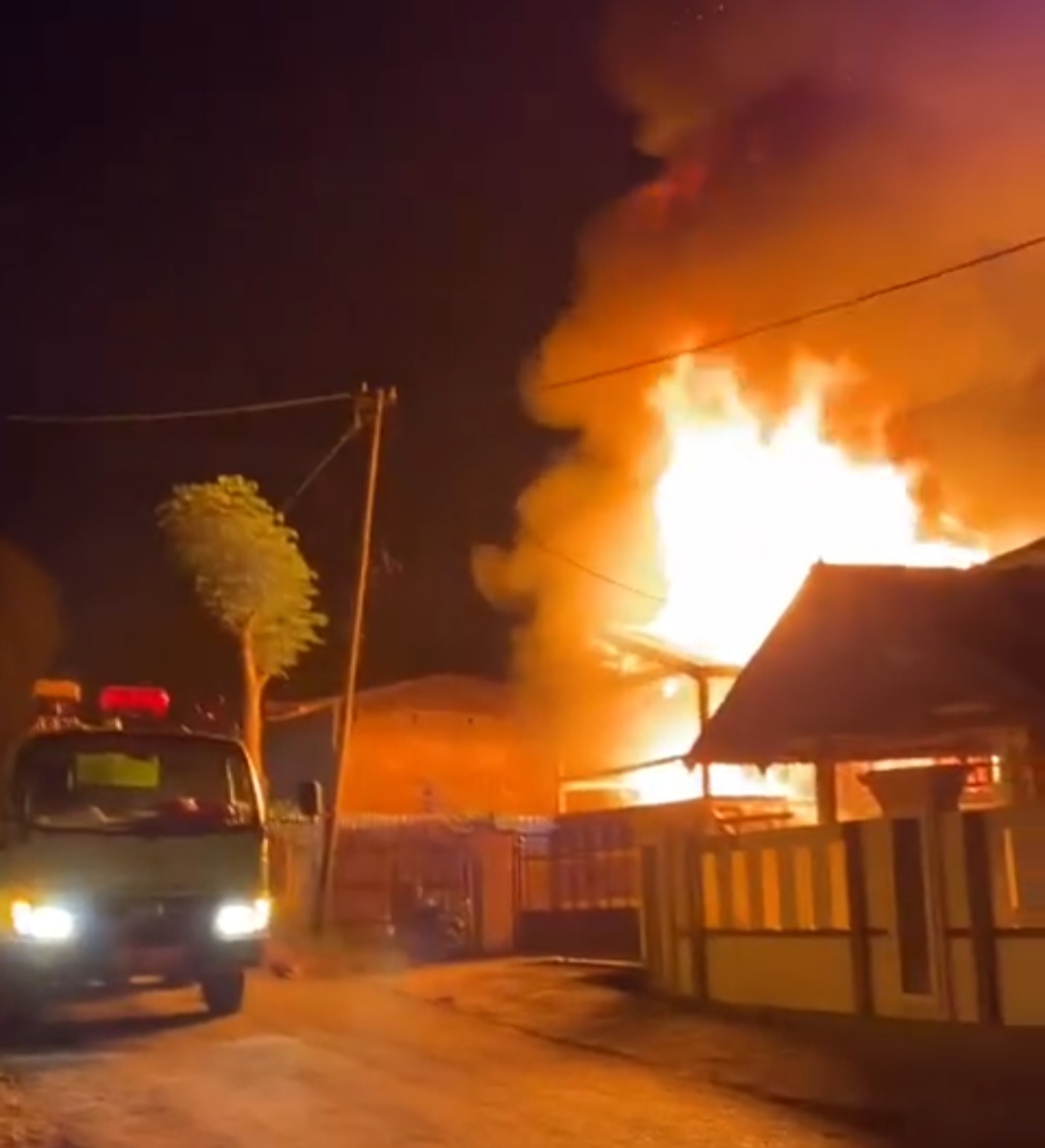 Kebakaran satu unit rumah panggung di Kelurahan Banyorang, Kecamatan Tompobulu, Kabupaten Bantaeng.