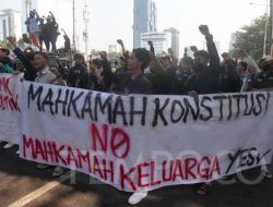 Demo Mahasiswa BEM Seluruh Indonesia Memanas, Bakar Spanduk di Depan Barikade Polisi