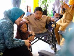 Priska Adnan Serahkan Kursi Roda untuk Siswa Difabel