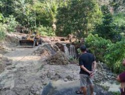Pj Bupati Sinjai Perintahkan PUPR Turunkan Alat Berat di Lokasi Bencana