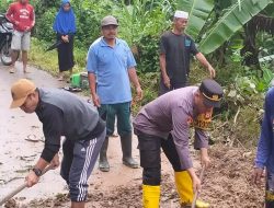 Ruas Jalan Ikut Tertimbun Tanah Longsor